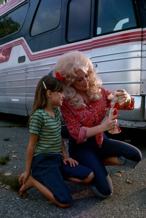 archivedeathdrive: Jodi Cobb, Dolly Parton meets a young fan with a Dolly doll, 1977