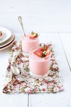 intensefoodcravings:  Strawberry Pudding