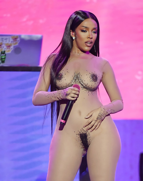 surra-de-bunda: Doja Cat performing at the 2020 AVN Awards.  