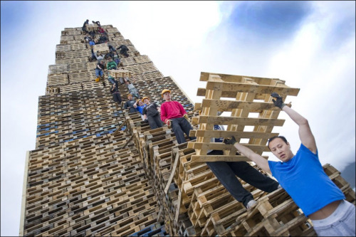 elenafishers: in-a-hole-in-the-ground: dance-colin-dance: A Bonfire in Norway. :) THE BEACONS OF MIN