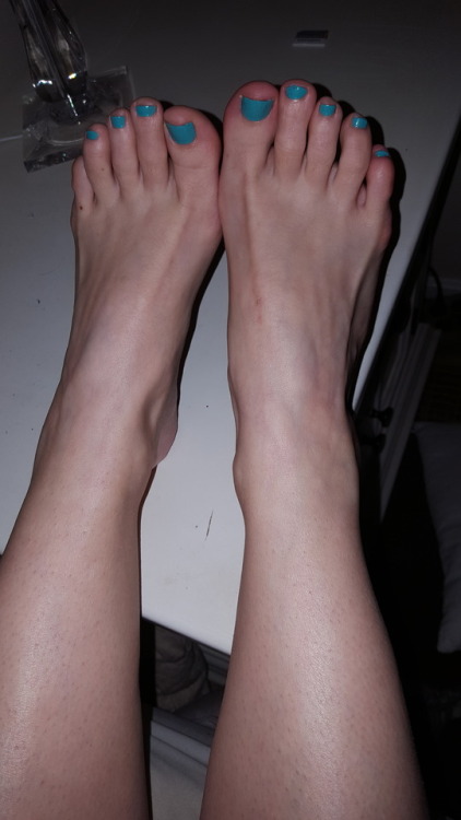 a closer look at those teal toes and pretty feet.what do you think ?