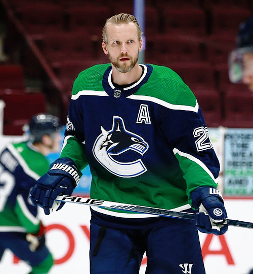 fuckyeahalexedler:Alex Edler warms up in a reverse retro jersey prior to a game against the Edmonton
