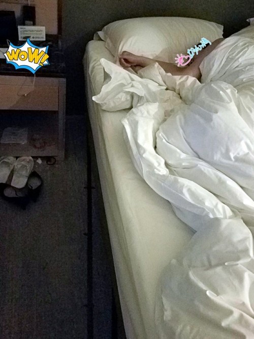 ygbx519: 【真实偷拍】 被灌醉的女同事 拍完了开始干活喽～ 友情提示：别让自己的老婆醉倒在别人的床上哦，哈哈