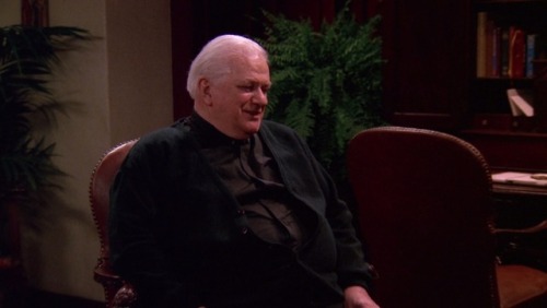 Everybody Loves Raymond (TV Series) - S2/E25 ’The Wedding Pt 2’ (1998), Charles Durning as Father Hu