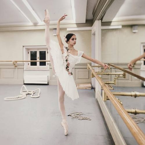 ouchpouchsaywhat:Nope, not holding onto the barre.Bolshoi Academy student Stanislava Postnova.from h
