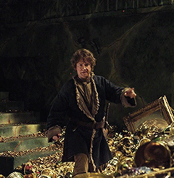 thewatsondiaries:Martin vs. the Smaug set (◠﹏◠✿)