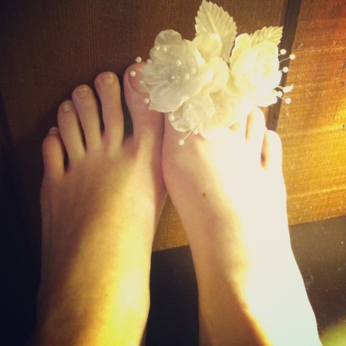 #flowers #baretoes #feet #footfetish