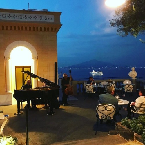 This is the terrace and wonderful aperitif piano bar of the Excelsior Vittoria hotel in Sorrento - I