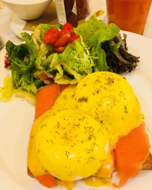 Back with my #foodporn if my favourite Eggs Benedict with Smoked Salmon  #instagood #instafood #eggs