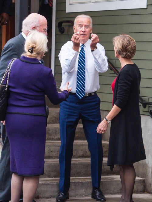 0phelia-gr3y:  donutmongoose:  gayerthangrantaire: its the cash Biden reblog in 30 seconds for money in your future   i