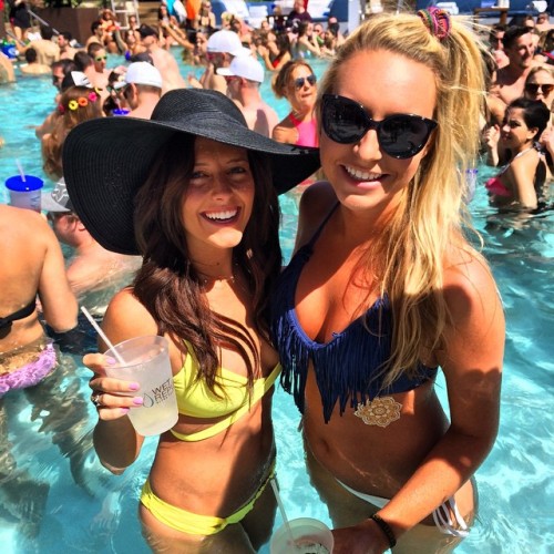 meanwhileinvegas:G🌀🌀d Friday by donnnnasaur http://ift.tt/1IbP364