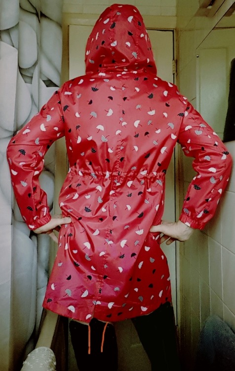 kwaylover:  Me just posing in my gorgeous red mac