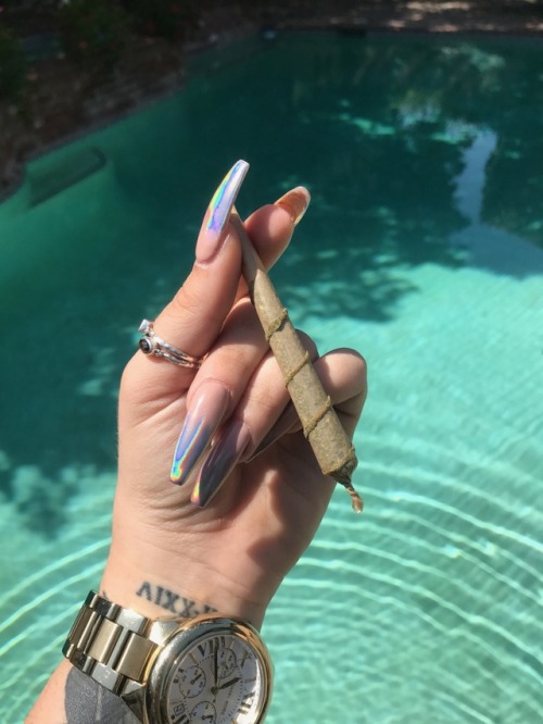 bong-water-baby: Beautiful nails