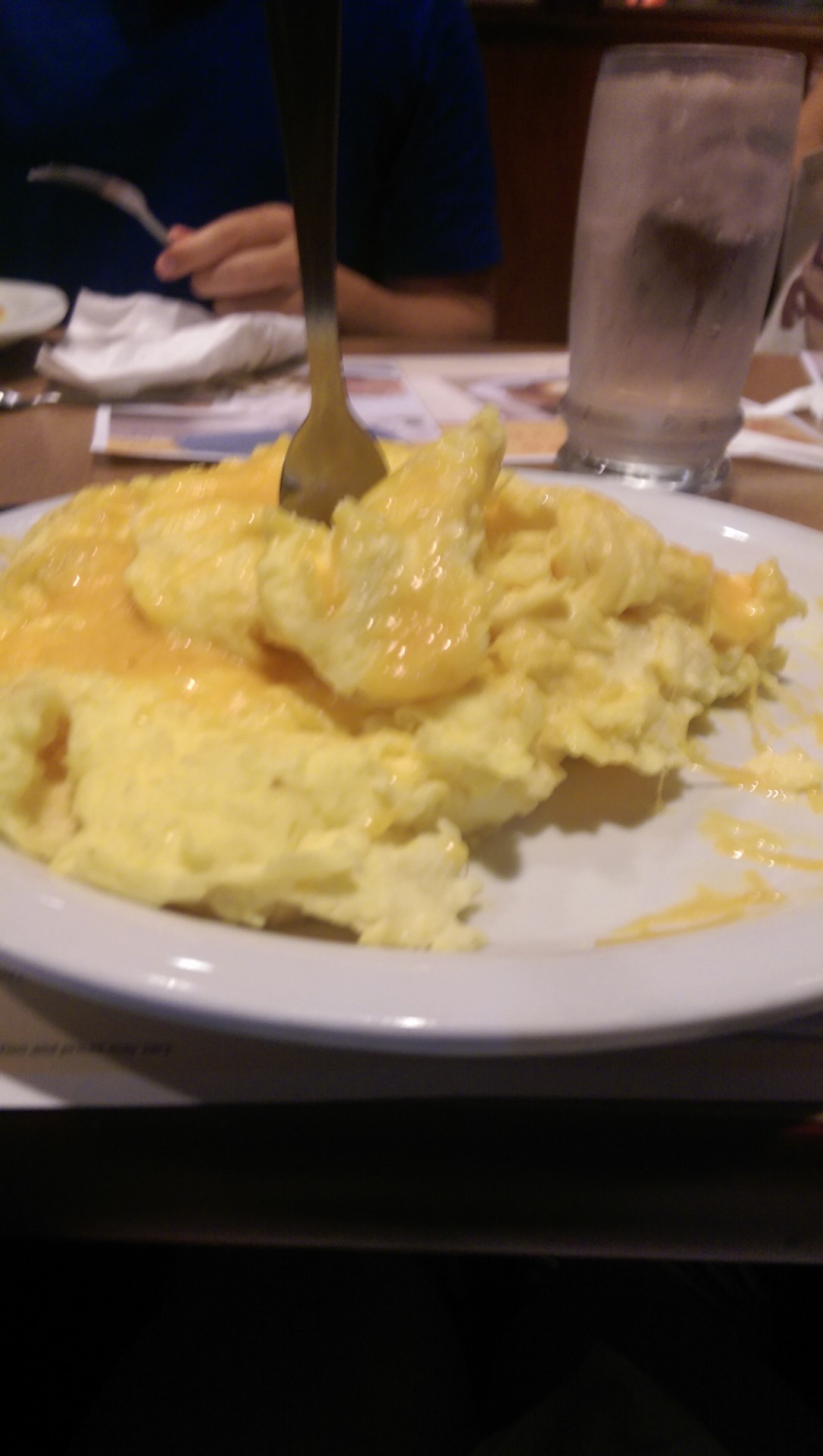 dennys:  and-down-we-go:  So last night a bunch of my friends and I went to Denny’s