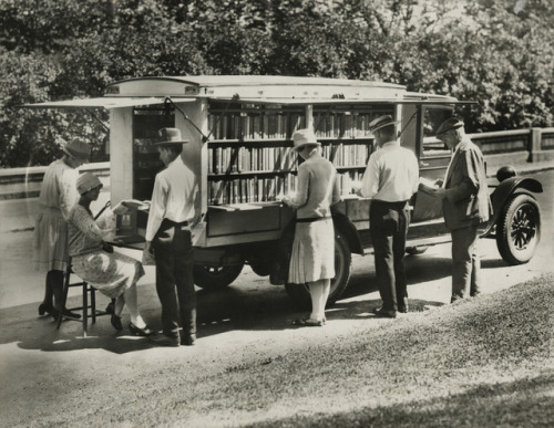 cincylibrary: “In 1927 the library initiated its ‘book wagon’ service, thereby expanding its outreac