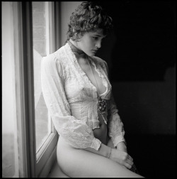 bodydiscourse:  clochette Photo: Jan ScholzModel: Clochette Rolleiflex 2.8F Kodak Tri-x 