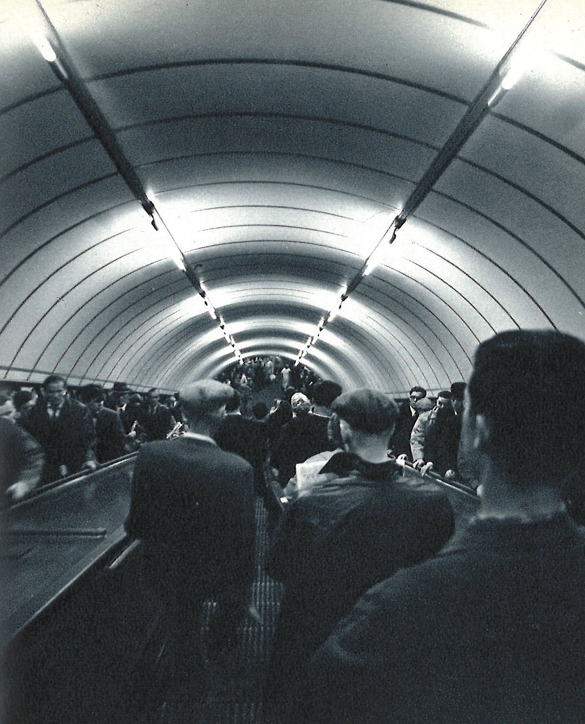 leftoverlondoner:It’s time to go home. Cas Oorthuys captures the rush hour Underground