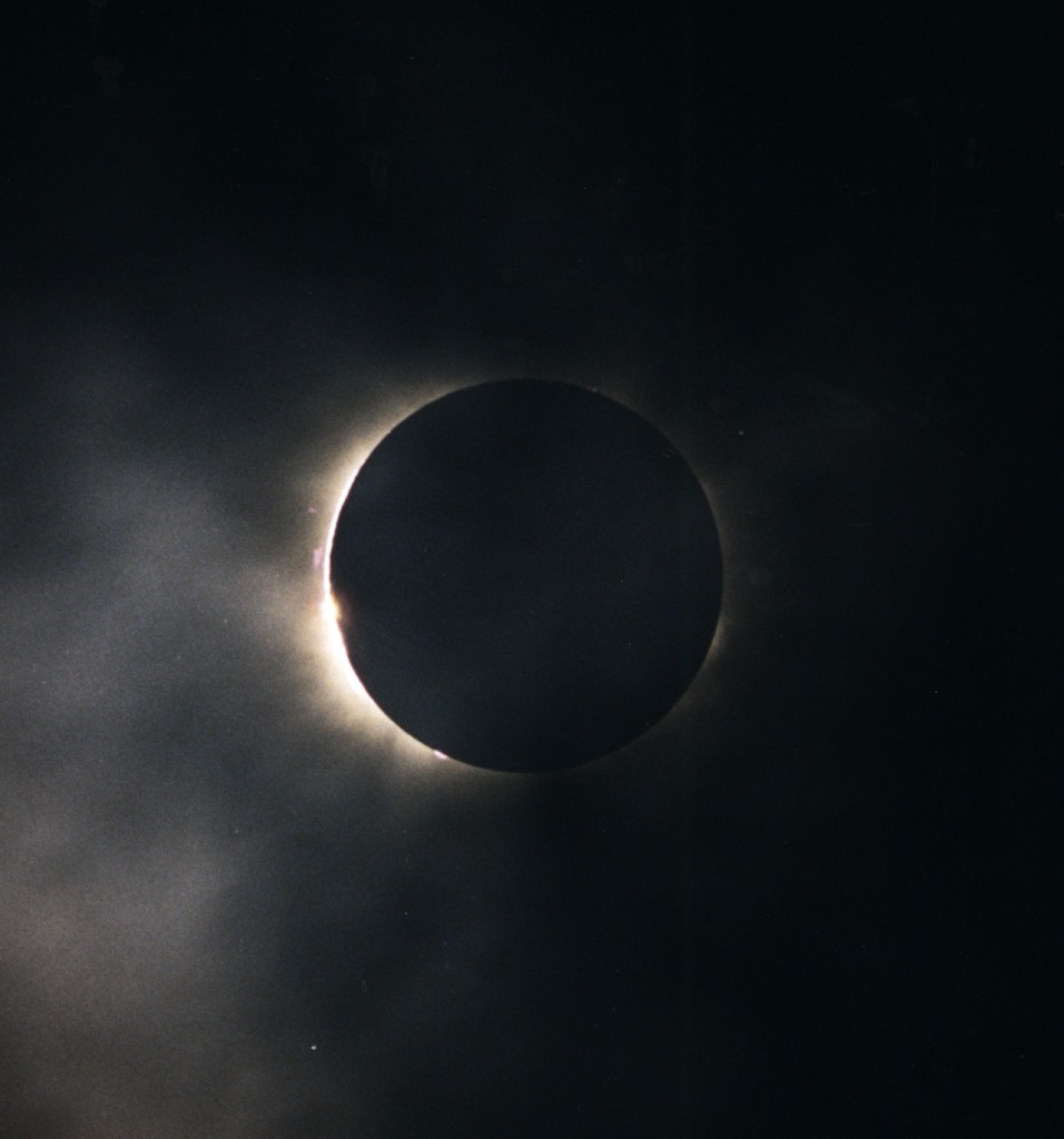 minor-earth-major-sky:  Total solar eclipse with “diamond ring” effect being