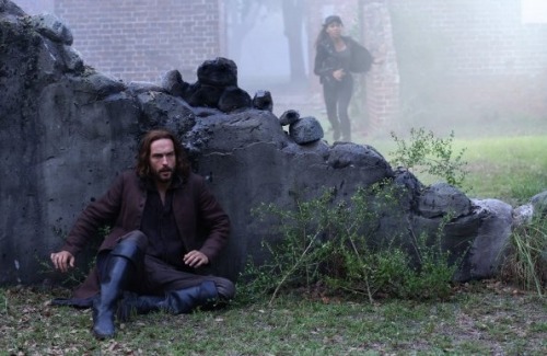 tvtracker:Sleepy Hollow Episode 2.10 ‘Magnum Opus’ Promotional Pictures.Oh, ha, this looks like a sh