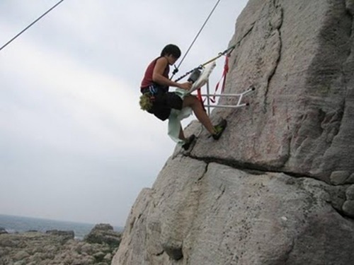 mrrandomneseianese:  Can we appreciate the fact that there’s an extreme sport known as “Extreme Ironing”?  Like basically people take ironing boards to crazy locations and iron their shirts There are no limits to what these people will do  “Hell