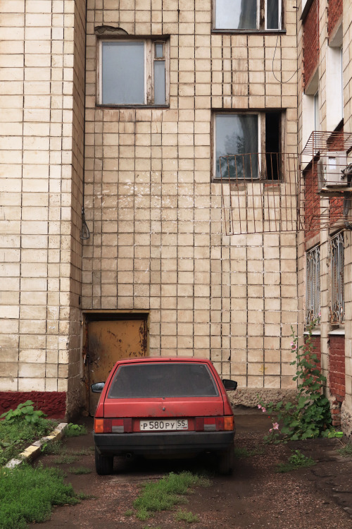 picsfromsiberiangirl:Red Lada.