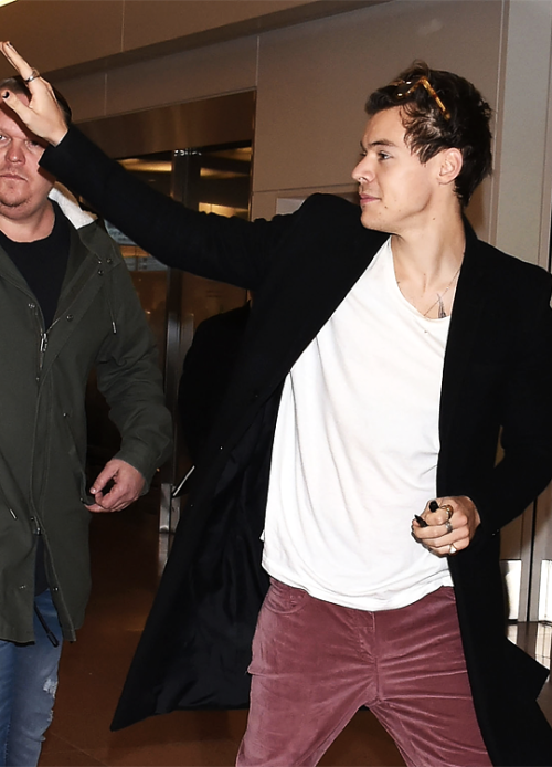 harrystylesdaily:Harry Styles arrives at Haneda Airport on December 4, 2017 in Tokyo, Japan.
