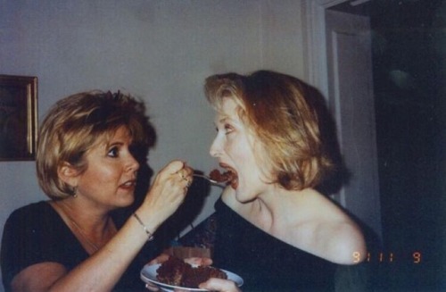 leiaorganaoil:today’s mood is carrie fisher feeding meryl