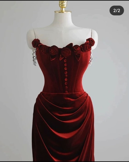 AU Where Coriolanus Forces Lucy Gray To Return To The Capitol And At A Party, Makes Her Wear This Dress.