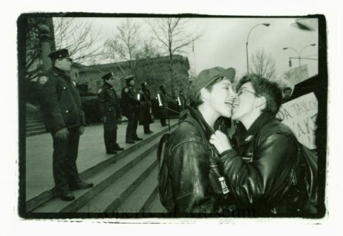 butchstudsubmit: lesbianartandartists:Thomas McGovern, Women Kissing in Staten Island, 1989