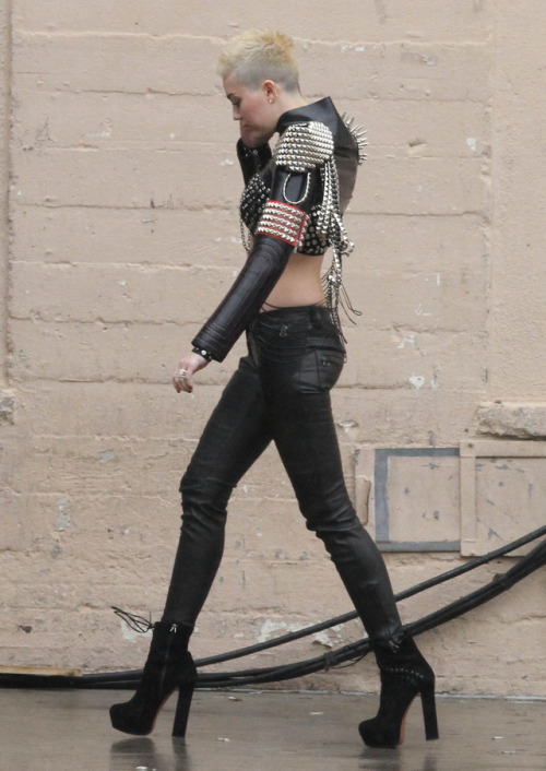 Miley CyrusFollow celebrity-legs-and-heels.tumblr.com/ for more!(via miley-cyrus-goth-midriff