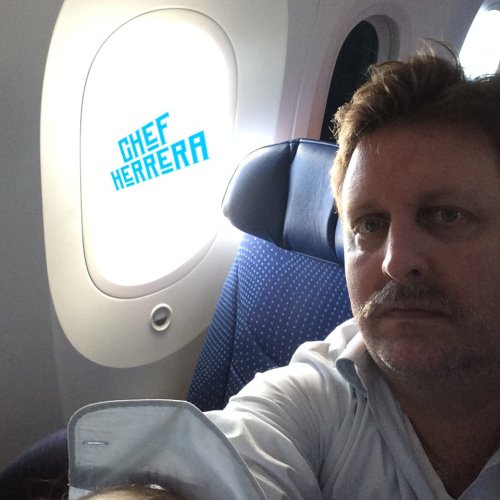 Selfie a bordo de un Boeing 787 dreamliner, el avión más cómodo en que he viajado. Este cabrón vuela a 900 kms por hora, los asientos son tan cómodos que duermes como un nene y los asientos llevan su pantallita mamona con series de tv y pelis. La...