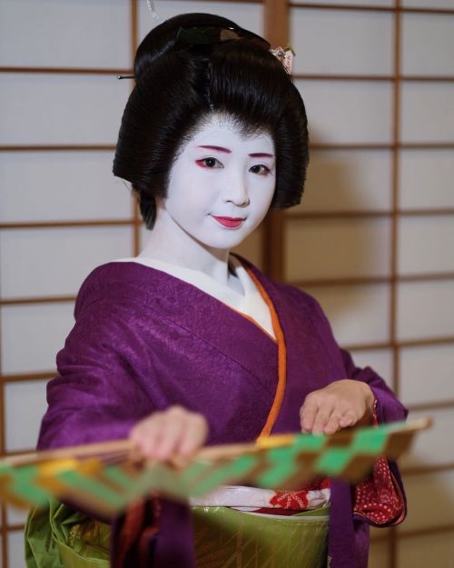 Geiko Umehina dancing in December 2020(SOURCE)