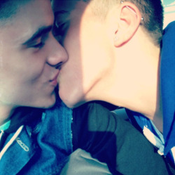 keep-calm-and-love-gays:  ^-^