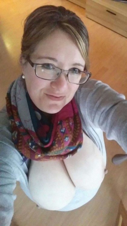 Die Nippel stehen!! Es darf gesogen werden.