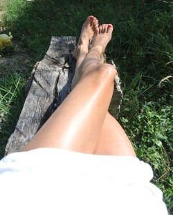 hippie-feet:  Tanning. 🌞