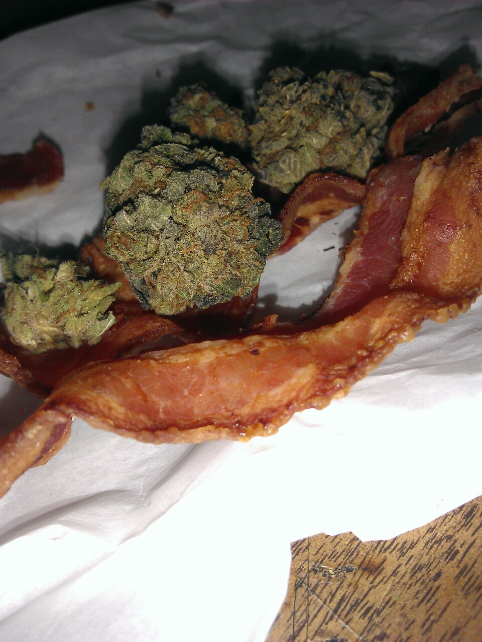indica-illusions:  vanillacoka:  Wake and bacon because fuck you  BACONNNN 