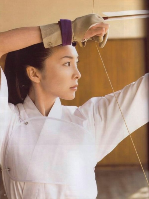 221bmiss: I’m more than a little obsessed with Yuko Takeuchi doing archery