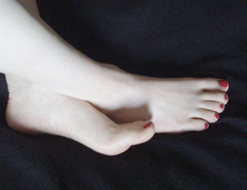 snoopythatsme: my-tumbl-naked-porn: toegasm:Yes pleeease! How about a massage for those lovely beaut