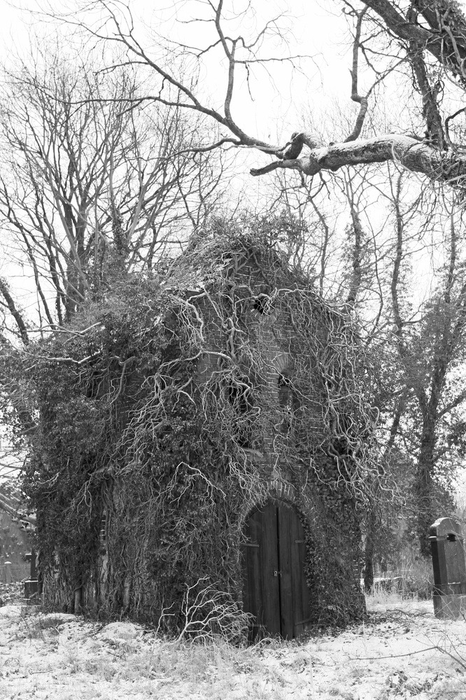 okkvlt: Creepy abandoned Chapel on an old graveyard in Wilmersdorf, Germany. (Credit)