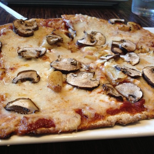 veganpizzafuckyeah:  reblogged from tishrexvx:  Dear #Pizza Globs, Thank you. #vegan #veganpizza (at Pizza Fusion)  