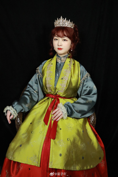 fuckyeahchinesefashion:chinese hanfu mixed with european vintage fashion by 星子吖_