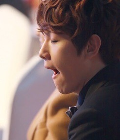 baekh-yeol:yawning Baek (did you yawn too?)