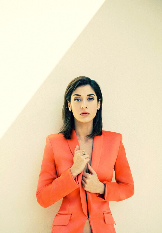 whatelsecanwedonow: Lizzy CaplanPhotographed by Jana Cruder for  TheWrap   || June