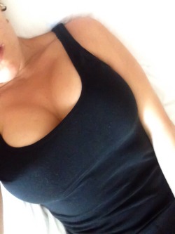 yourelectricgf:  Cute black tank..oh…and