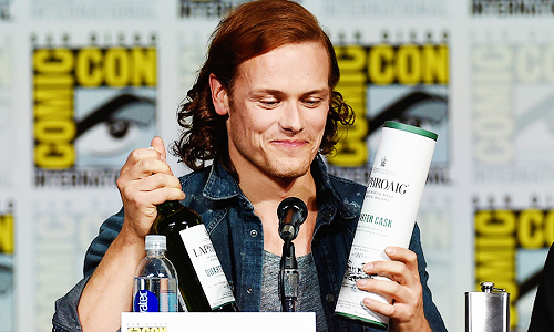 lena-headey: Sam Heughan and Caitriona Balfe at the Outlander panel during Comic-Con