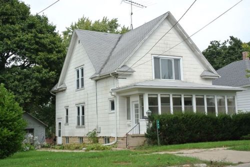 househunting:  ๪,000/4 brWoodstock, IL  There’d be some major renovations that’d have to go into this, like a shower for instance. But the hardwood floors and the sun room sell it for me.