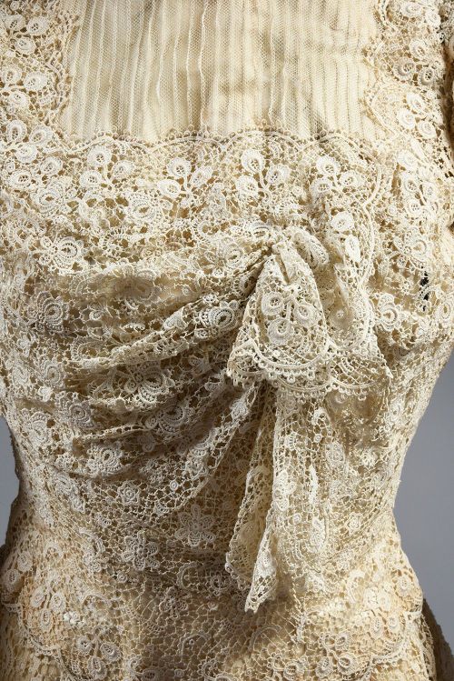 Worth dress ca. 1900-05From Coutau-Bégarie via Interencheres