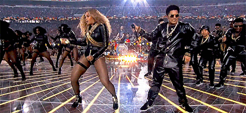 bob-belcher:   Beyoncé and Bruno Mars performing a mix of ‘Formation’ and ‘Uptown Funk’ at   the Pepsi Super Bowl 50 Halftime Show.