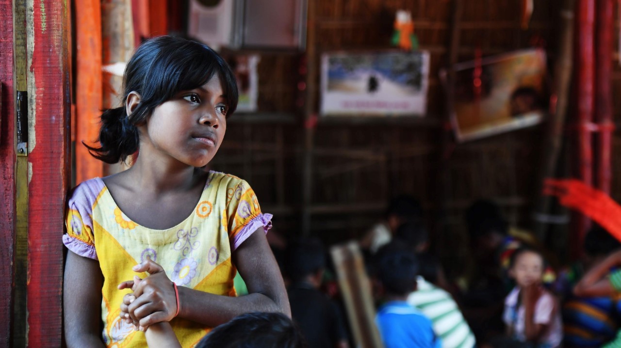 REFUGIADOS EN BANGLADESH. Niños refugiados musulmanes Rohingya asisten a una escuela informal en el campo de refugiados de Balukhali en el distrito de Ukhia de Bangladesh. Más de 600,000 rohingya han huido a Bangladesh de los asesinatos, violaciones...