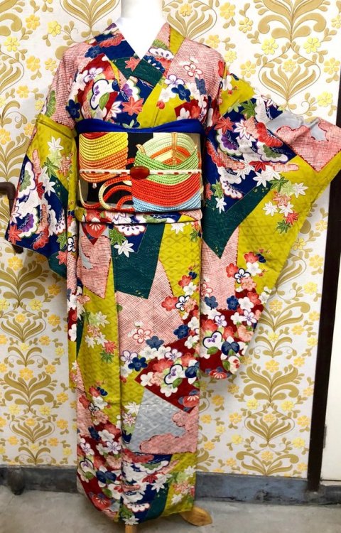 tanuki-kimono:Though that kimono is a bit too busy to truly make it shine, that embroidered itomaki 